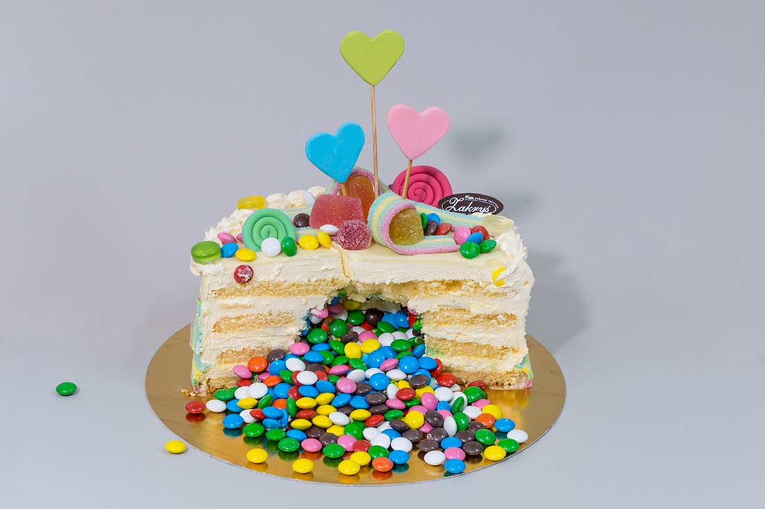 Tort „Piniata” z kolorowymi cukierkami w środku